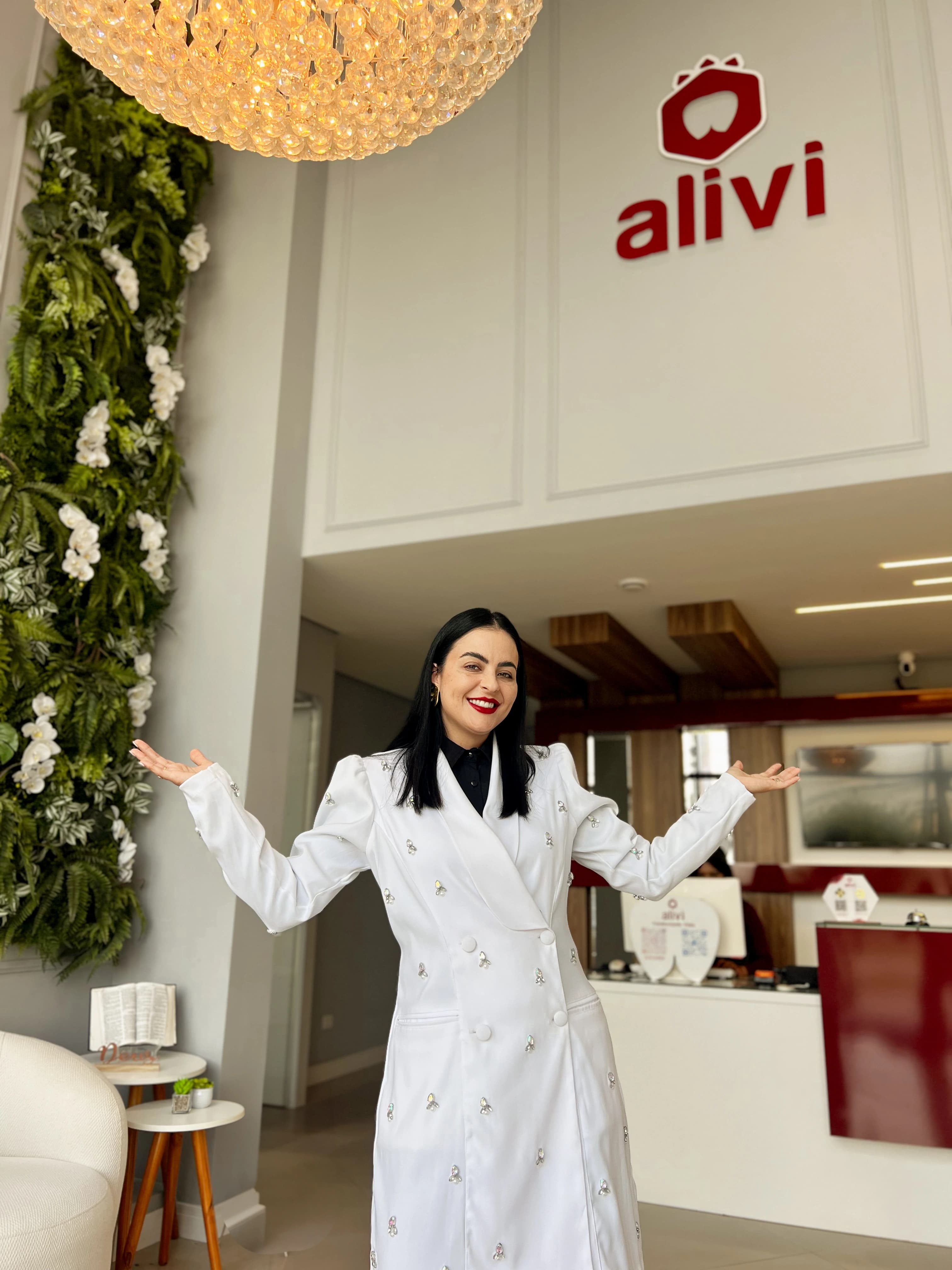 Dra. Wanessa Matzenbacher Carneiro na recepção da Clínica Alivi